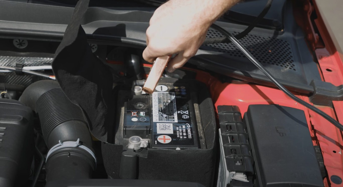 Roadside assistance including battery jumpstart service in Calexico, CA